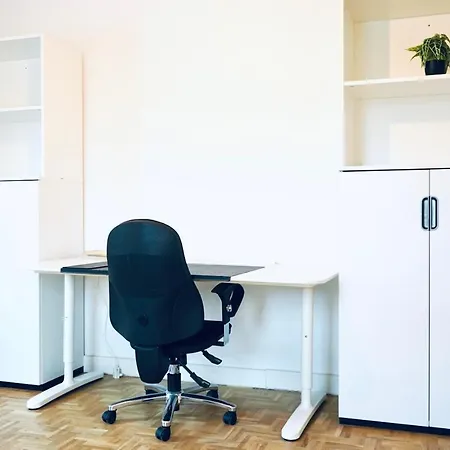 Geraeumiges Wohnen Fuer 8 Personen- Parkplatz- Waschmaschine- 3 Schlafzimmer Apartmán Wolfsburg