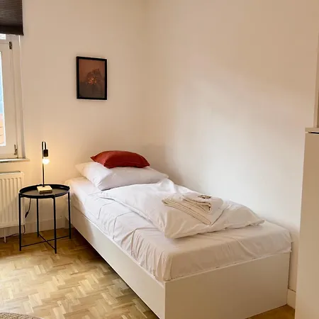 Apartmán Geraeumiges Wohnen Fuer 8 Personen- Parkplatz- Waschmaschine- 3 Schlafzimmer